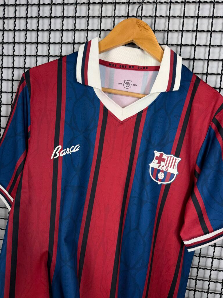 Camisa retrô do Barcelona com gola polo vista de frente