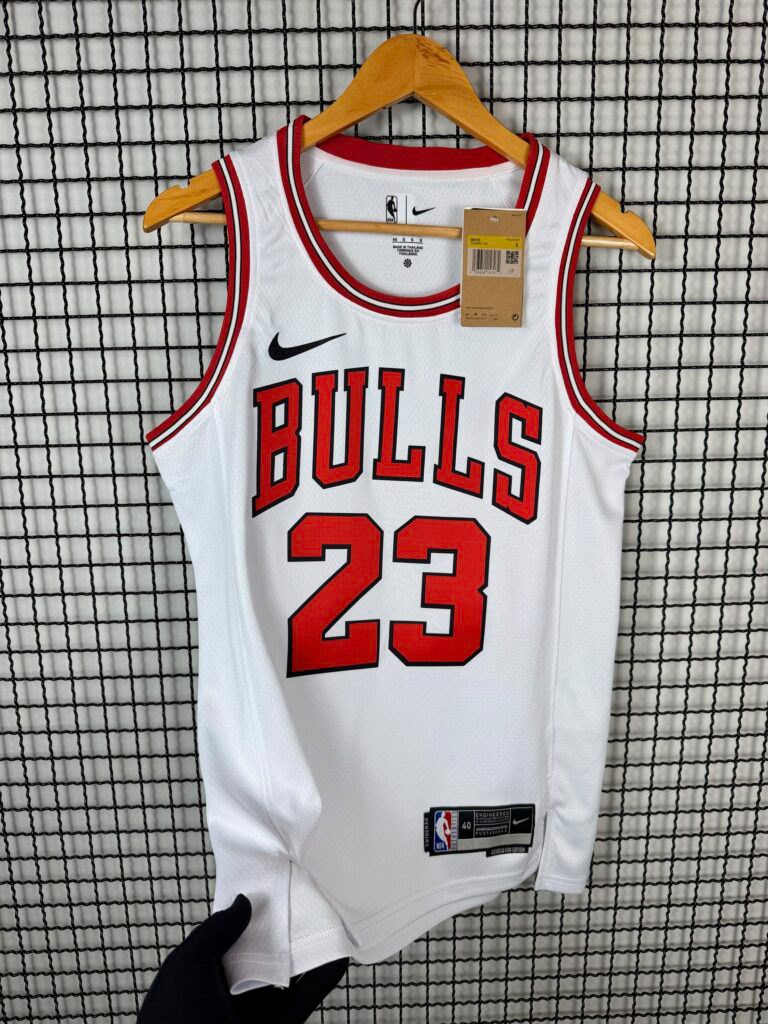Regata branca do Chicago Bulls número 23 vista de frente